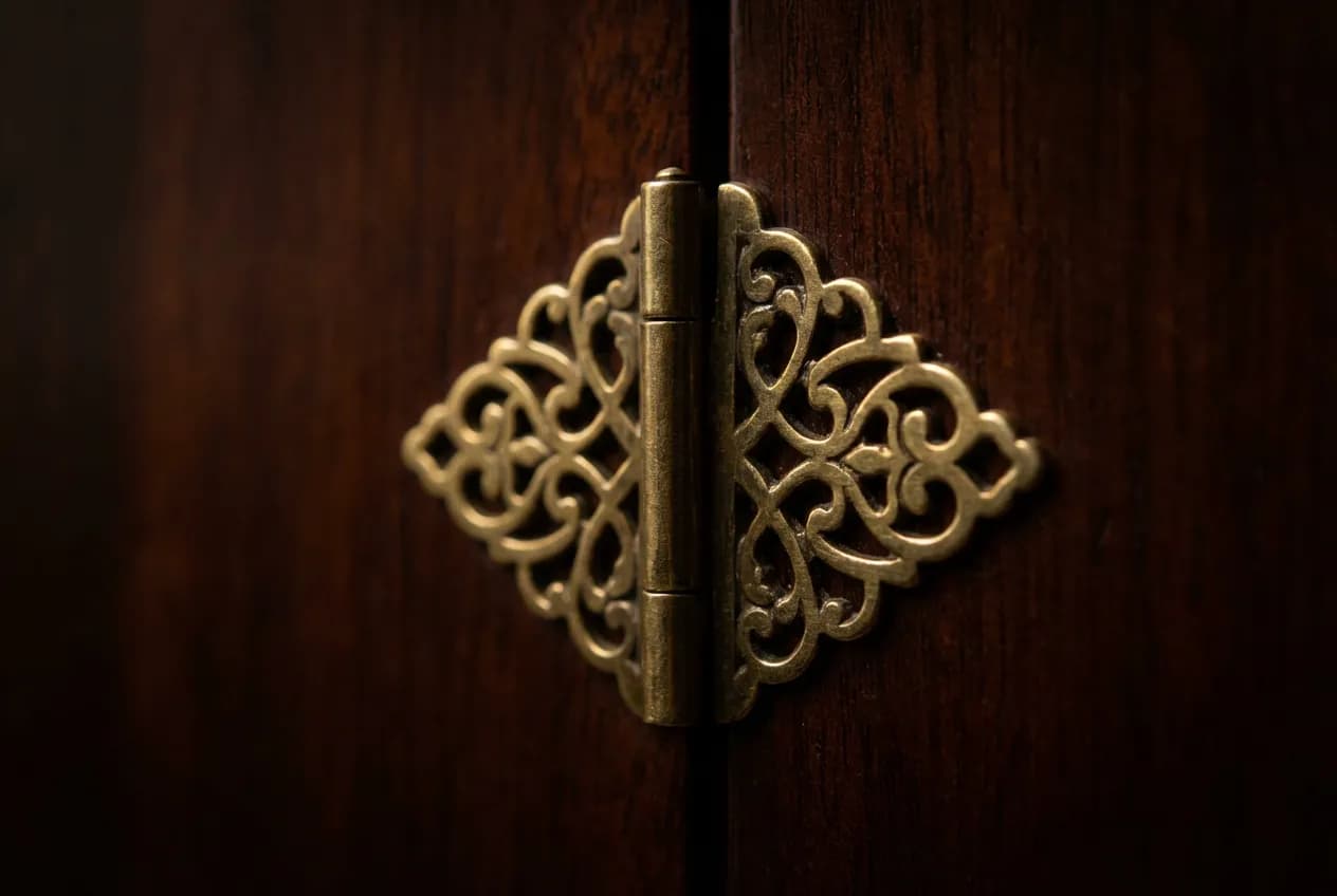 Remplacer Fiche à Lacet : Tuto Rénovation Meuble Ancien Gros plan sur une fiche à lacet en laiton sur du bois précieux